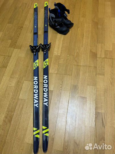 Беговые лыжи и ботинки р. 32