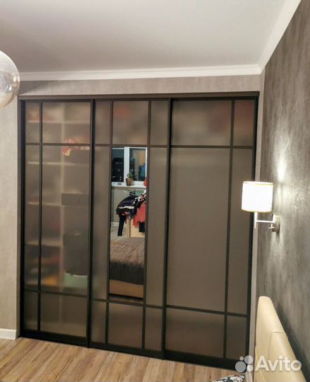 Двери купе с бронзовым матовым стеклом и зеркалом