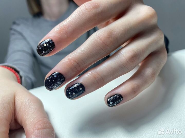 Модель на наращивание ногтей и педикюр