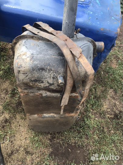 Продам капот, дверь, бак от трактора