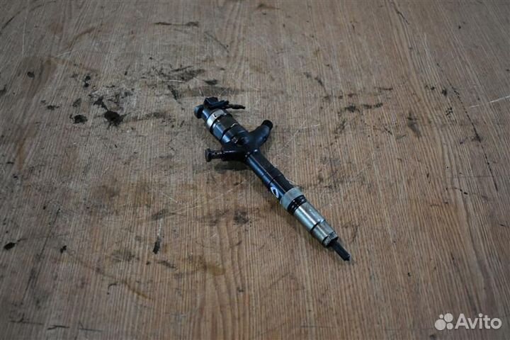 Форсунка топливная Toyota Avensis универсал