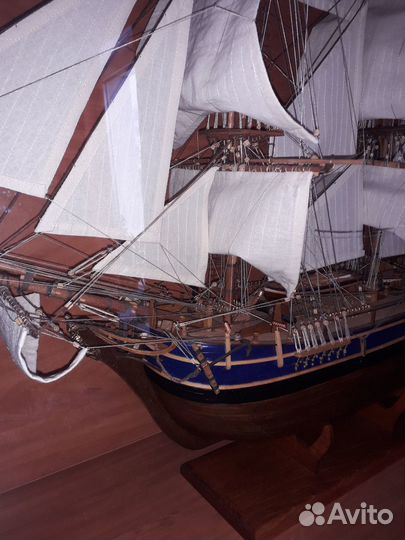 Модель парусника из дерева