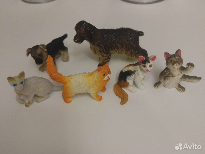 Игрушки фигурки собак и кошек