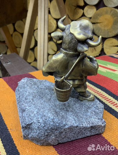 Бронзовая статуэтка Первый парень на деревне