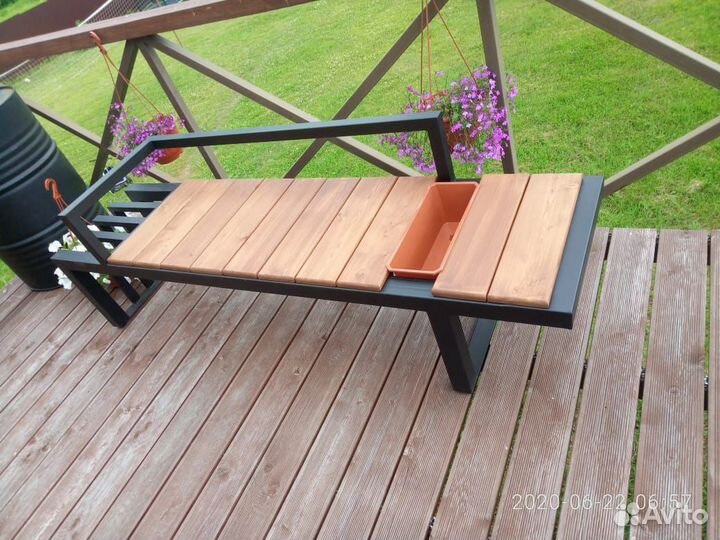 Скамейка с кашпо для цветов