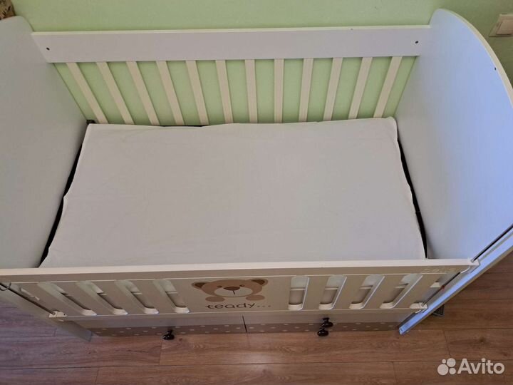 Детская кроватка с маятником и ящиком