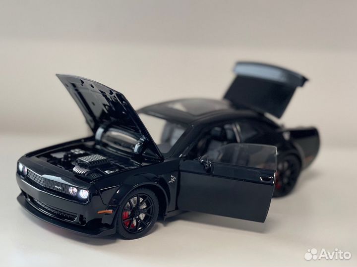 Модель машинки Dodge Challenger 1:24 черная