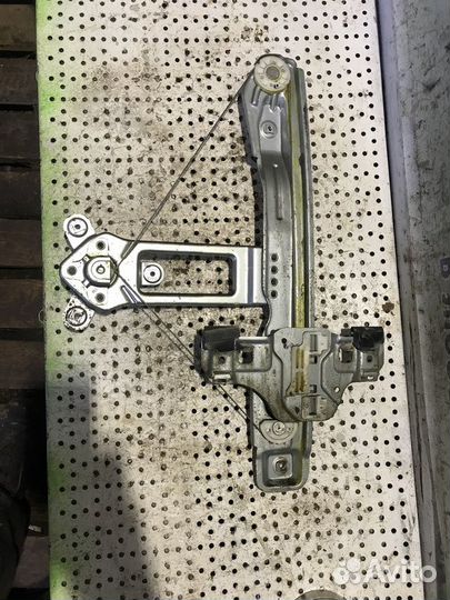 Стеклоподъемник задний левый (механический) Chevro