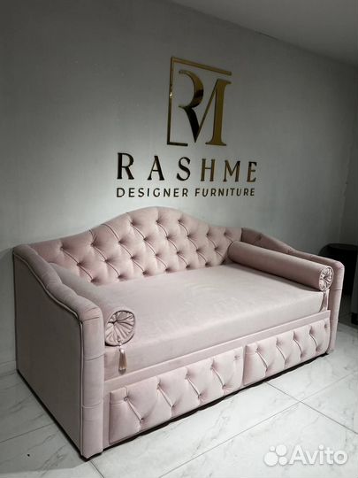 Диван с выдвижными ящиками