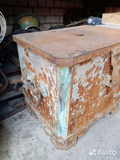 Старинная полковая касса. Старинный сейф