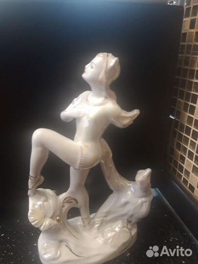 Статуэтка фарфор
