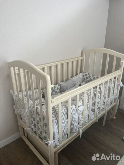 Детская кроватка с маятником