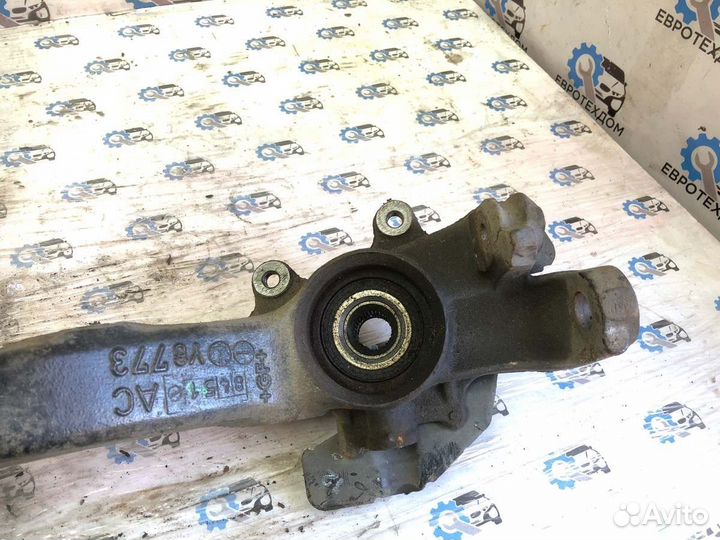 Кулак поворотный + ступица передний правый