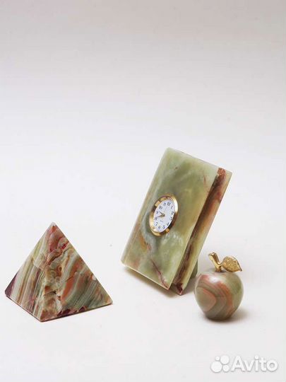 Часы Пирамида Яблоко Оникс