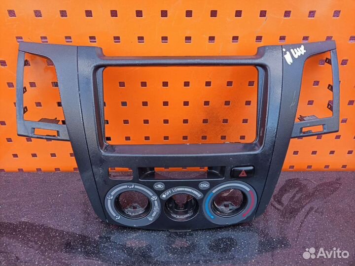 Панель магнитолы Тойота хайлакс