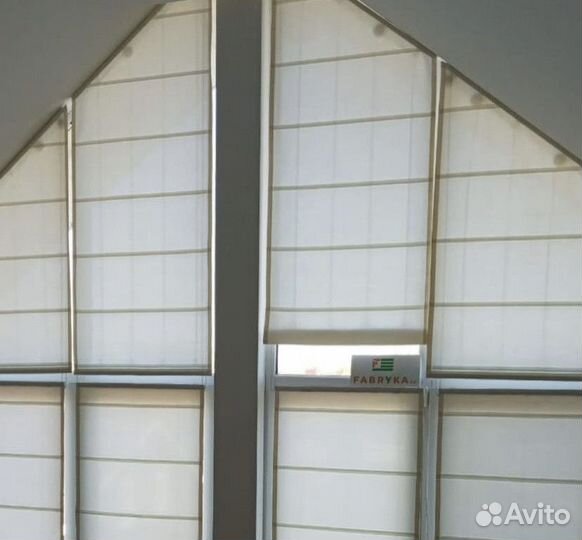 Светлые шторы на косые окна