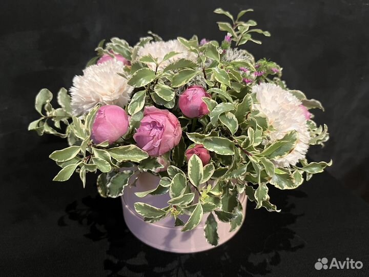 Композиция из живых цветов в шляпной коробке