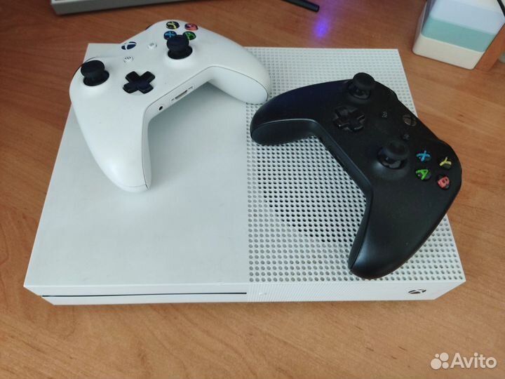 Xbox one s 1tb + 2 джойстика