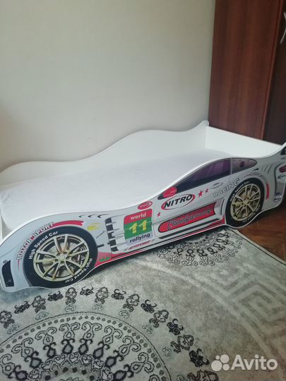 Детская кроватка-машинка