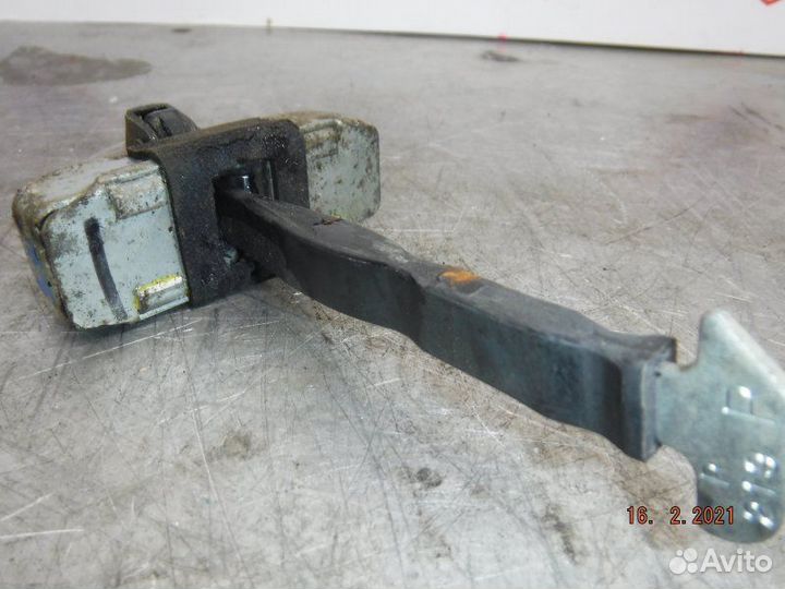 Ограничитель двери задний левый Toyota Camry 50