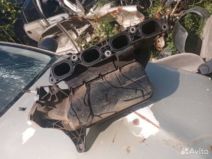 Впускной коллектор Toyota Avensis 1zzfe 2000