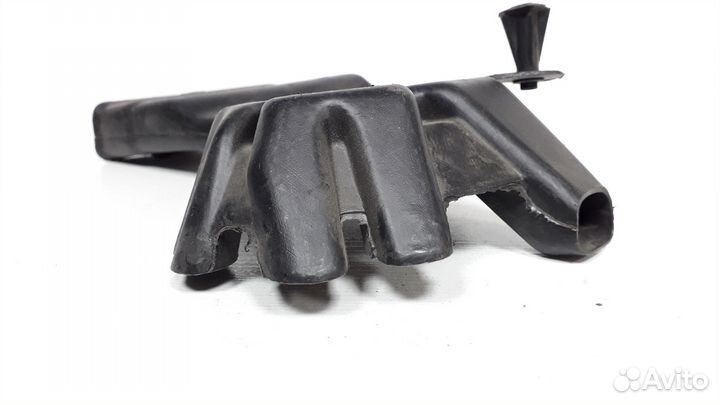 Воздухозаборник (внутри) Cadillac Escalade III 2006-2014