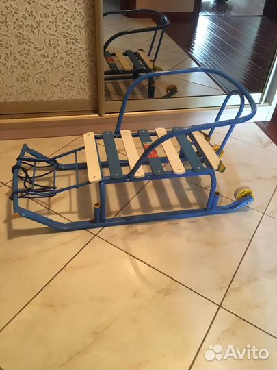 Санки с задними колесиками и матрасиком)