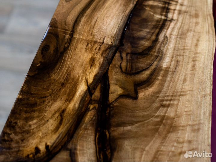 Кухонный стол из Грецкого ореха и эпоксидной смолы