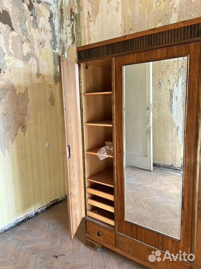 Шкаф платяной старинный с зеркалом