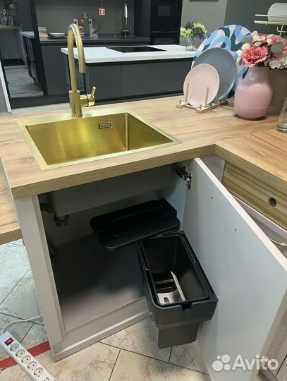 Кухонный гарнитур выставочный образец