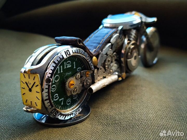 Мотоцикл сувенир, ручная работа, детали часов. №16
