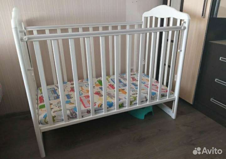 Детская кроватка с маятником и матрасом