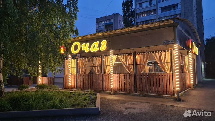 Мангальщик шашлычник в кафе