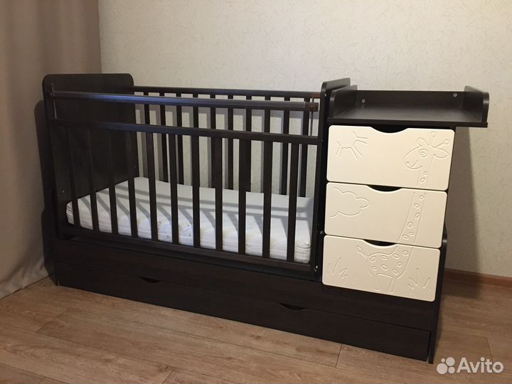 Детская кроватка с поперечным маятником