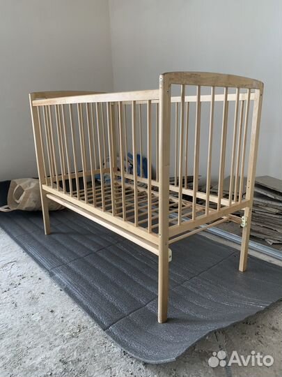 Детская кроватка с матрасом и подушками