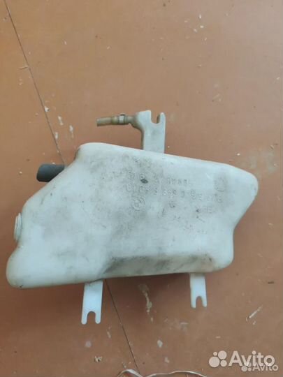 Бачок для омывающей жидкости бмв е34