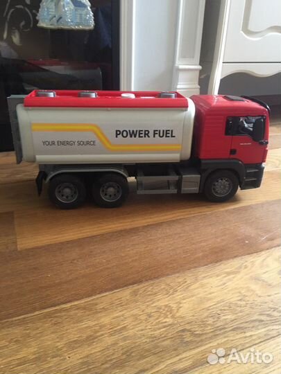 Грузовик бензовоз,нет левого зеркала и нет шланга