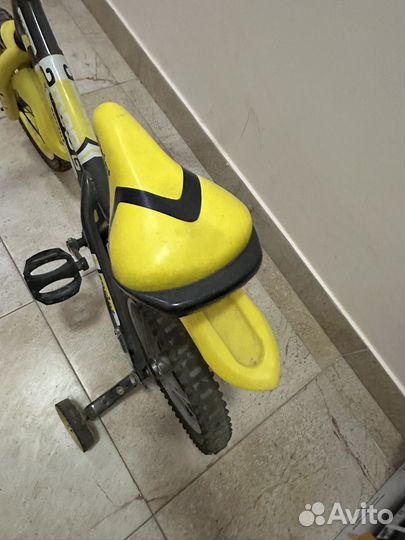 Детский велосипед 4 колесный и шлем