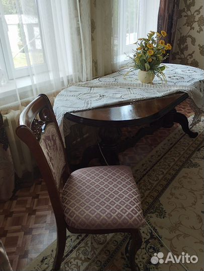 Стол и стулья