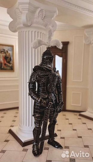 Рыцарь в парадном облачении-скульптура
