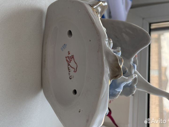 Фарфоровая статуэтка 