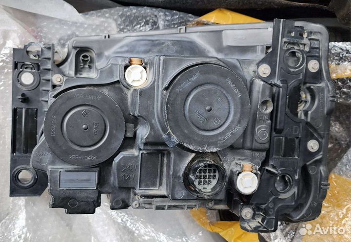 Фара передняя правая на Land Rover Discovery 4