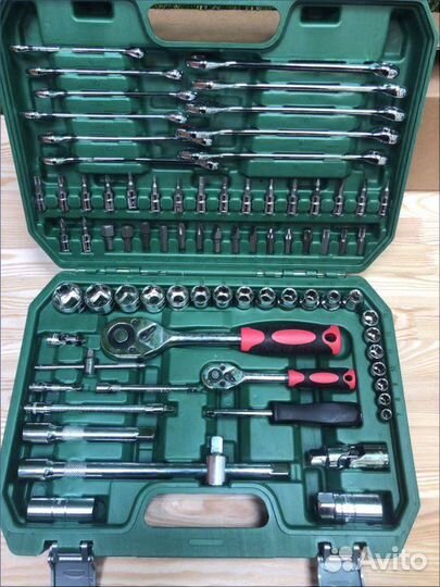 Набор инструментов для авто в чемодане