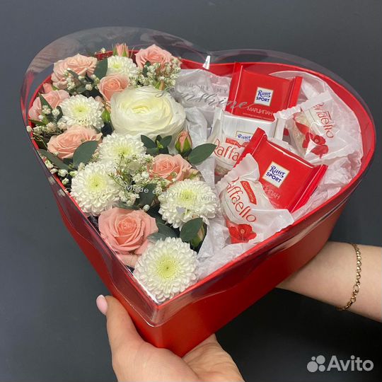 Подарочный набор с конфетами и цветами