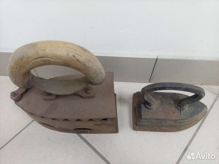 Старый утюг на углях литой