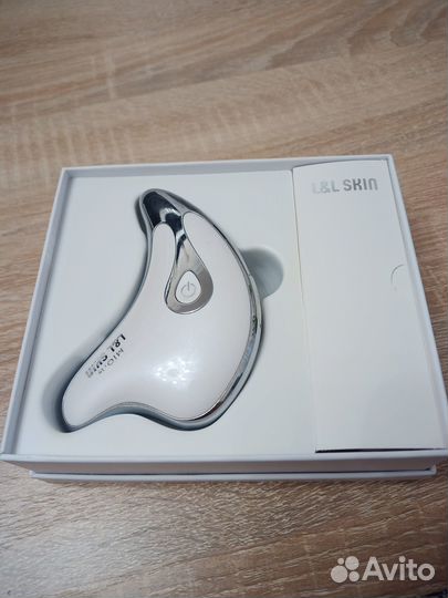 Массажер микротоковый для лица и шеи