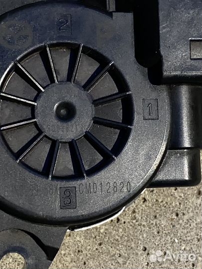 Моторчик стеклоподъемника передний левый mazda