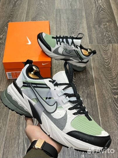 Nike air zoom wmns v2k