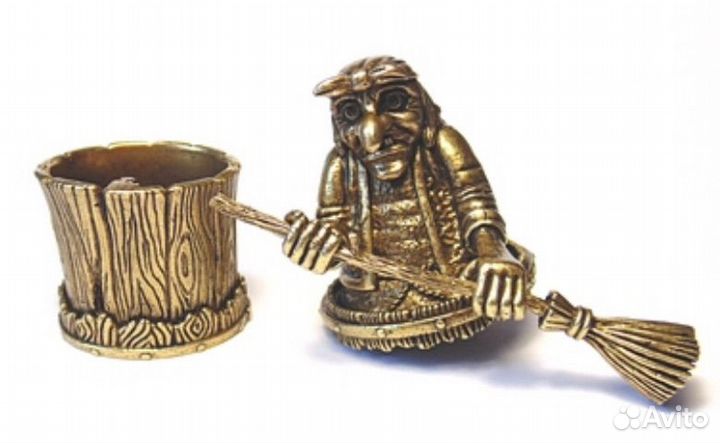 Статуэтка Баба Яга в ступе