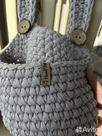 Подвесные вязаные корзинки на кроватку